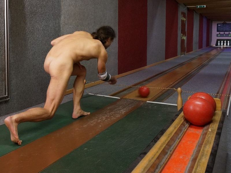 In den kalten Monaten locken die Nacktkegel-Termine Naturisten an