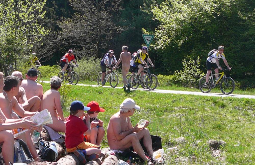 An diesem Rastplatz kamen uns keine Reiter sondern Radfahrer entgegen, denen wir natürlich auch unseren Pfingstgruß entgegen riefen.