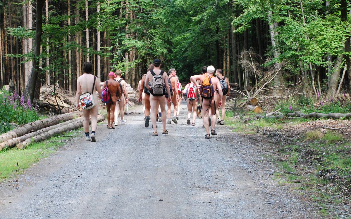 Bei der ersten Nacktwanderung im Sauerland wurden wir von Philipp begleitet, einem Reporter für die FAZ am Sonntag. Er geht auf dem Bild ganz links und hat von allen Wanderern die hellste Haut.