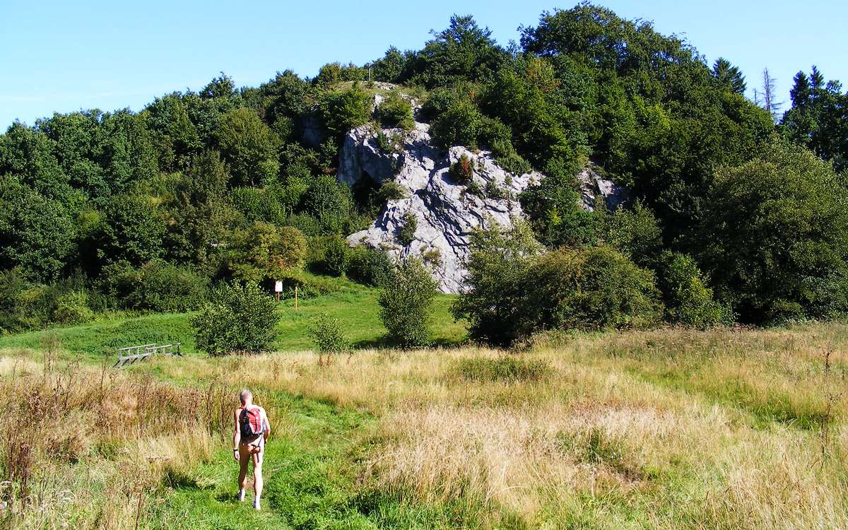 Bei Kallenhardt besuchten wir den »Hohlen Stein«, eine Höhle, die mindestens seit der Altsteinzeit von Jägern genutzt wurde.