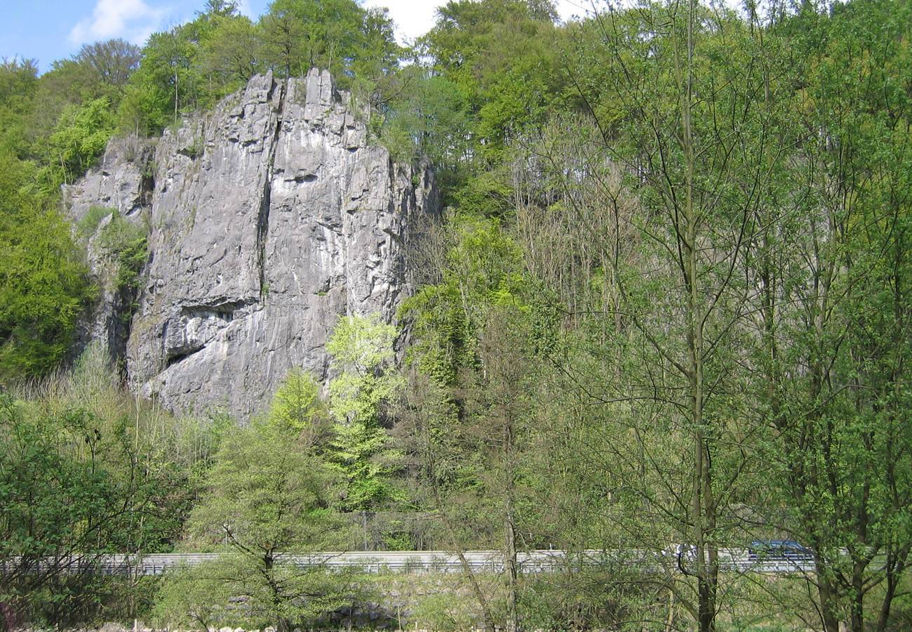 Bild 5: Die steilen Felsen ragen vom Grund des Hönnetals 40 m senkrecht in die Höhe