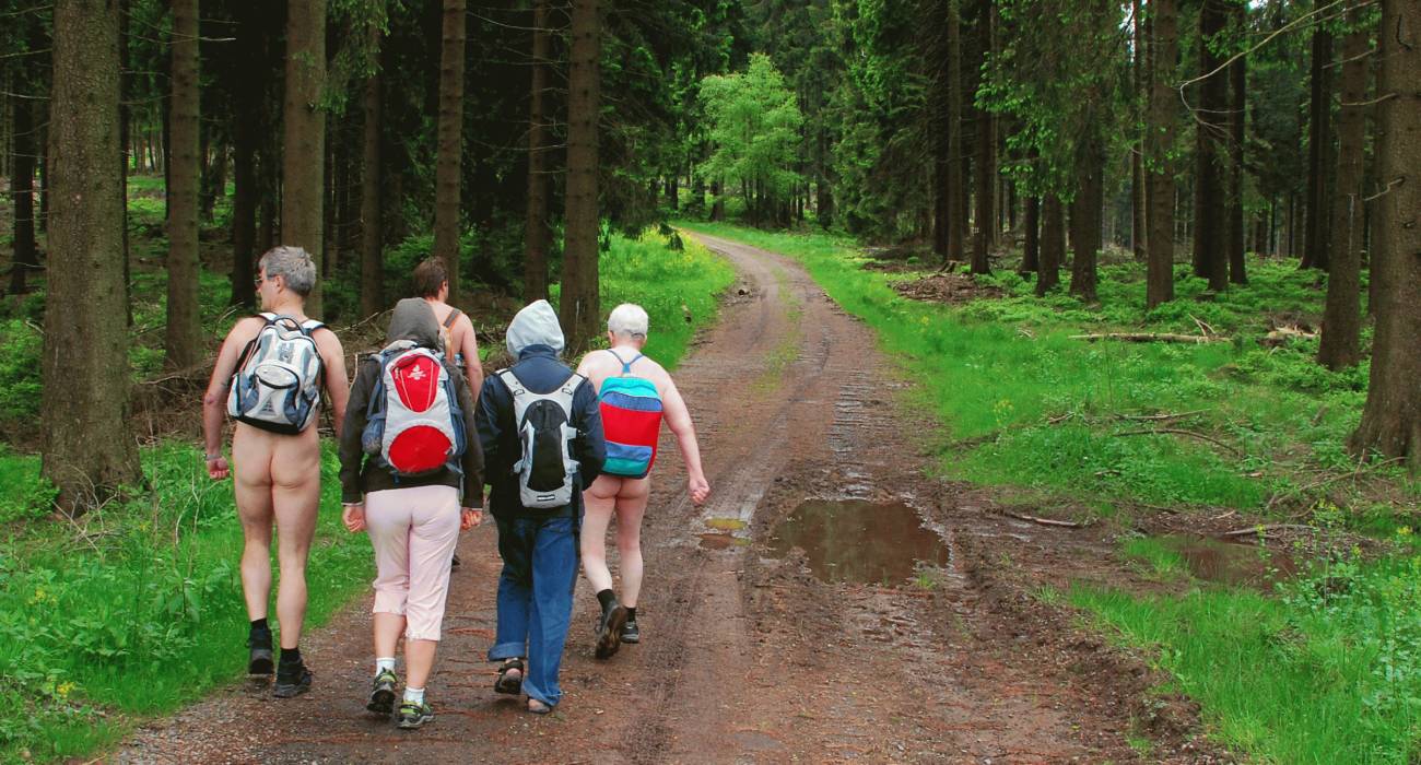 Bild 12: Es war kühl in 600 m Höhe über NN: Nicht alle Nacktwanderer wanderten nackt