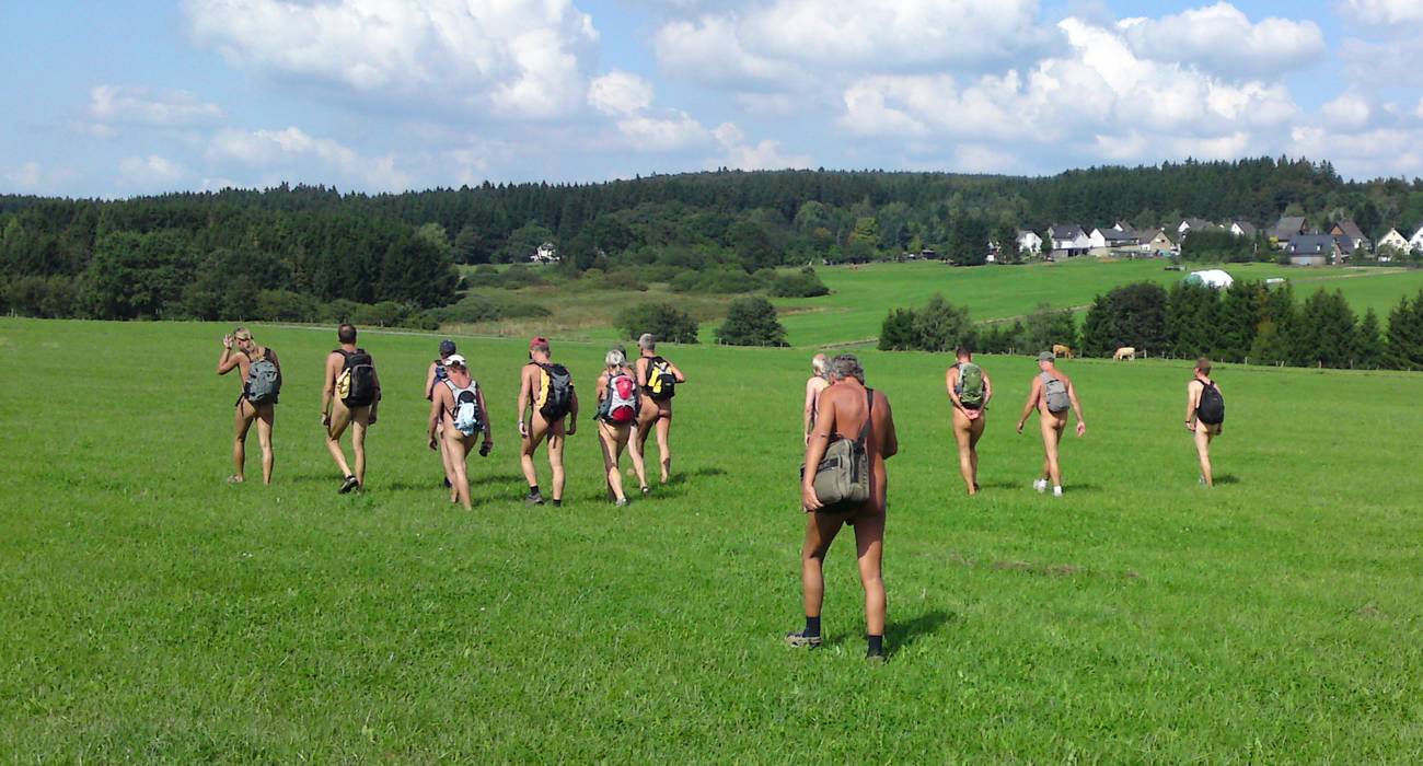 Bild 4: Manchmal ging der Weg über eine offene Wiese mit Blick zum nächsten Dorf