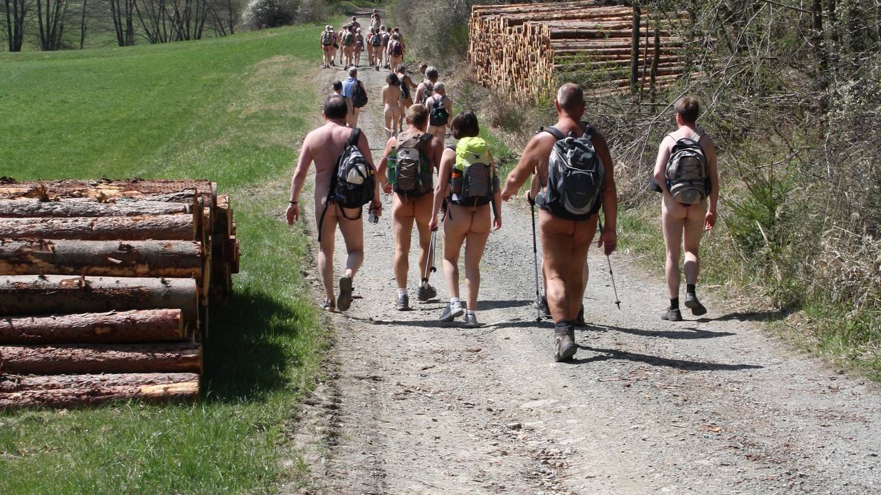 Bild 6: Mehr als 40 nackte Wanderer waren unterwegs
