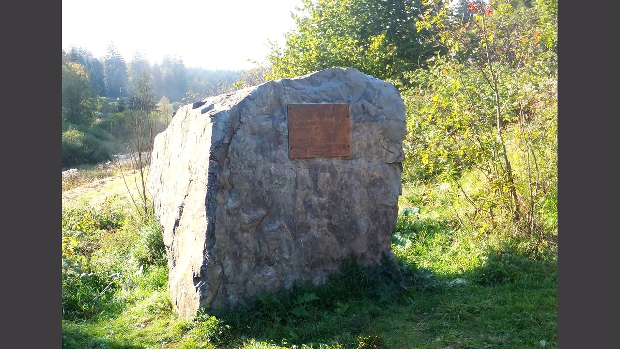 Am Mittelpunkt des Kreises Siegen-Wittgenstein steht ein Felsblock. <i>- Photo: Rainer</i>