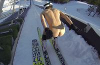 Nackter Skisprung