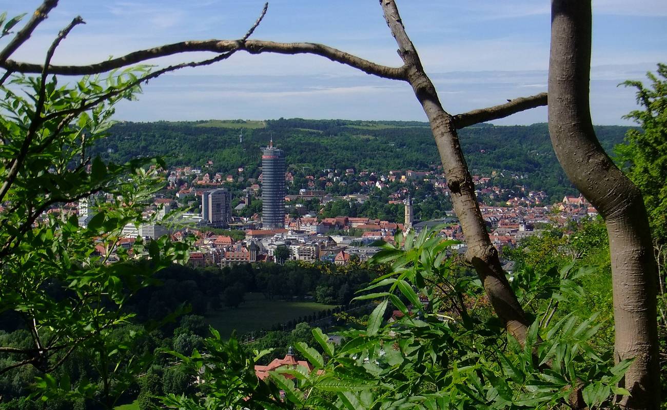 Der Blick auf Jena mit dem Wahrzeichen »JenTower«