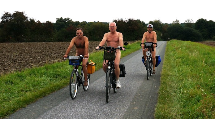 Nacktradler auf Münsterländer Pättgeswegen