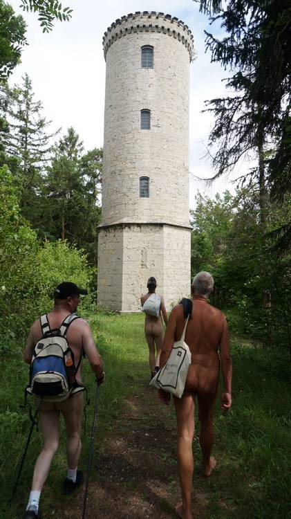 2017-07-16 De naaktwandelaars bewonderen de toren van Barop | 3
