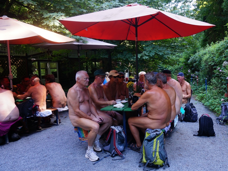 20180807 Bloot een biertje drinken op een terras | 6