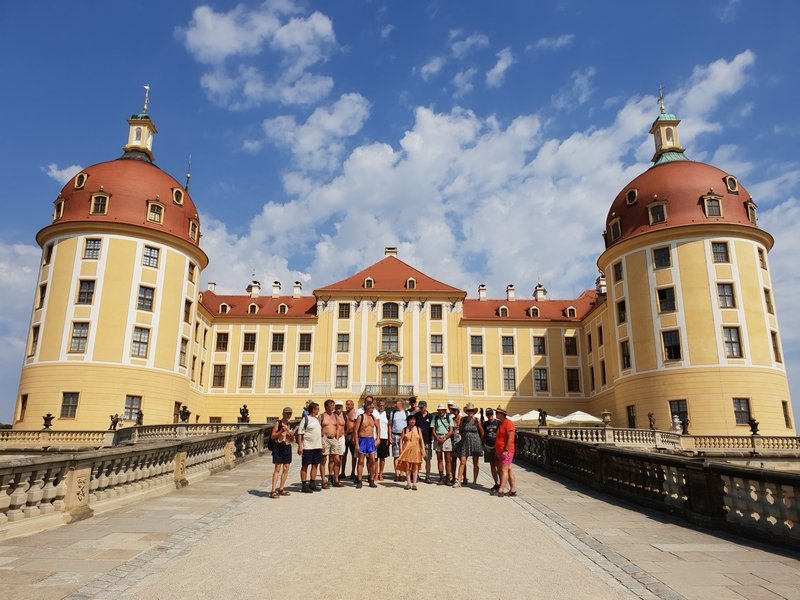 20180808 Groepsfoto met het bekende slot Moritzburg | 7