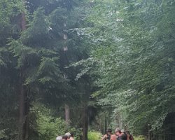 20180718 10 Wanderer  Der Mittwoch brachte den TeilnehmerInnen der Thüringer Naturistentage eine nackte Fahrradtour in der Nähe von Bad Klosterlausnitz mit einem anschließenden Besuch der dortigen Kristall-Thermen. Wer allerdings einen Plattfuß hatte (oder zwei), musste wie die anderen Tage auch zu Fuß gehen und konnte seine Sohlen nicht gegen eine Bereifung eintauschen. Dieses Los traf 10 nackte Wanderer.