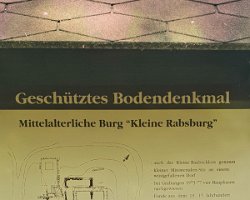 20180718 Bodendenkmal Kleine Rabsburg  Von der "Kleinen Rabsburg" ist nach 700 Jahren nicht viel übrig geblieben, doch der Grundriss war rekonstruierbar, wenngleich im Walde schwer wieder zu finden. Immerhin konnten einige Steine noch einem Backofen zugeordnet werden - sie rochen noch nach Brot.