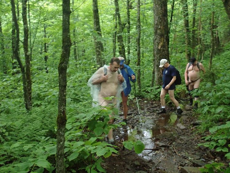 Naked Hiking Day in Vermont: Auf dem Weg war viel Schlamm.