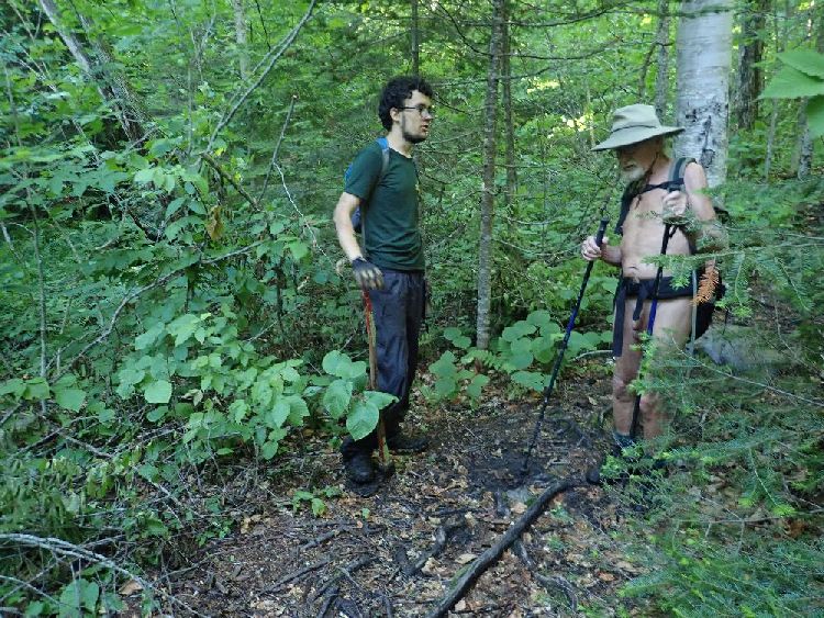 Naked Hiking Day in Vermont: Auf dem Weg hinaus, eine Begegnung mit dem Hausmeister, der mit Werkzeug auf der Spur war. Nacktheit war kein Thema.