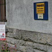 The train station is private property - No peeing![de]Der Bahnhof ist Privatgelände - Pinkeln verboten![nl]Het station is privé terrein. Dat betekent: wildplassen verboden![fr]La station est une propriété privée - il est interdit de pisser !