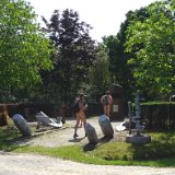 Fr 23: Ein Kriegsdenkmal mit Bomben und anderen Utensilien machte uns alle nachdenklich[en]Fr 23: A war memorial with bombs and other utensils made us all thoughtful [nl]Ook de meelopende Nederlanders en Fransen zijn onder de indruk van het oorlogsmonument dat aan de laatste dagen van de Tweede Wereldoorlog herinnert, toen de Amerikanen het Teutoburger Woud ondanks het verweer van de vaak nog zeer jonge, rechtstreeks van school gerecruteerde, en de soms zeer oude soldaten van de ‘Volkssturm’ veroverden. [fr]Ven 23 : Un monument aux morts avec des bombes et d'autres ustensiles nous a tous rendus pensifs