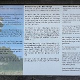 So 25: Am Longinus-Turm wird auf einer Tafel die Geschichte und die Namensherkunft der Baumberge erklärt[en]Su 25: An information panel at the 'Longinus' Tower explains the history and the origin of the name 'Baumberge' [nl]Zo 25-8: Bij de Longinus-Toren worden de geschiedenis en de oorsprong van de naam ‘Baumberge’ verklaard [fr]Dim 25 : A la Tour Longinus l'histoire et l'origine du nom des montagnes d'arbres est expliquée sur une plaque.