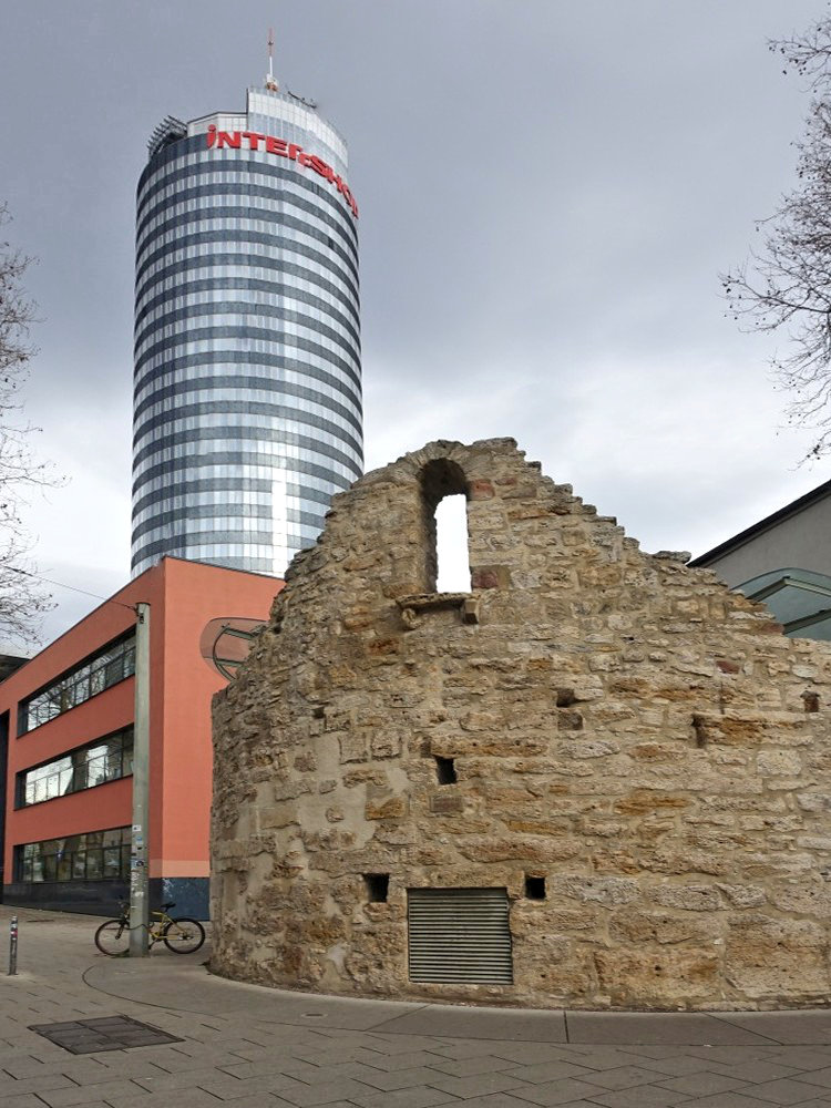 Kenmerkend voor Jena: de ruïne van de ‚Anatomieturm‘ en de moderne ‚JenTower‘