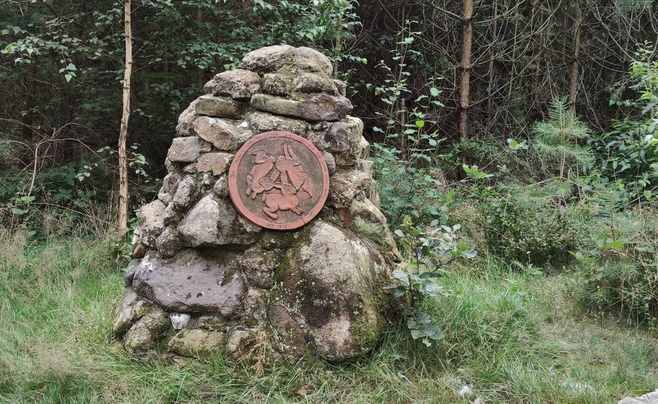 Unter den zahlreichen Gedenksteinen im Teuto spielt der »Dreihasenstein« eine ausgefallene Rolle: Er überträgt die Symbolik der Dreifaltigkeit von einem Fenster des Doms zu Paderborn mitten in den Wald. Dreihasen-Ornamente waren allerdings schon im antiken Rom verbreitet - die Christen haben sie nur kopiert.