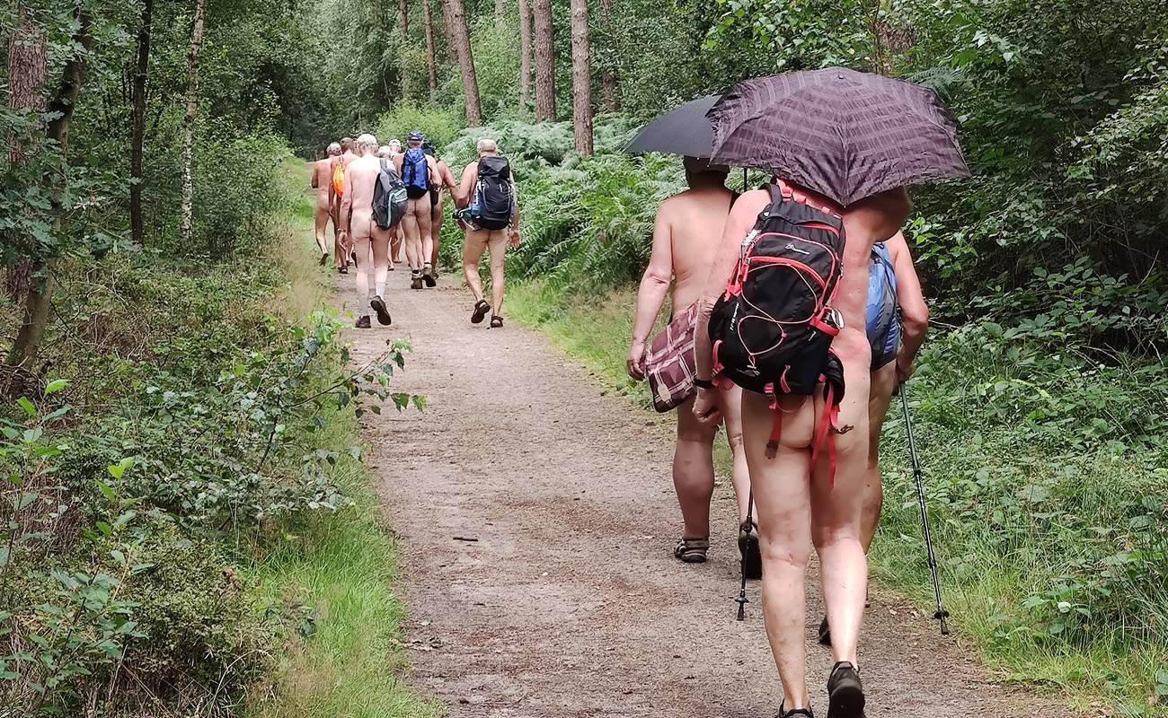 Es gab zwar nur vereinzelte Regentropfen, aber wer kein Handtuch dabei hatte, griff dennoch frühzeitig zum Schirm - wer weiß, wie schnell in diesen Unwetter-Zeiten aus einem einzelnen Tropfen eine Flut wird?