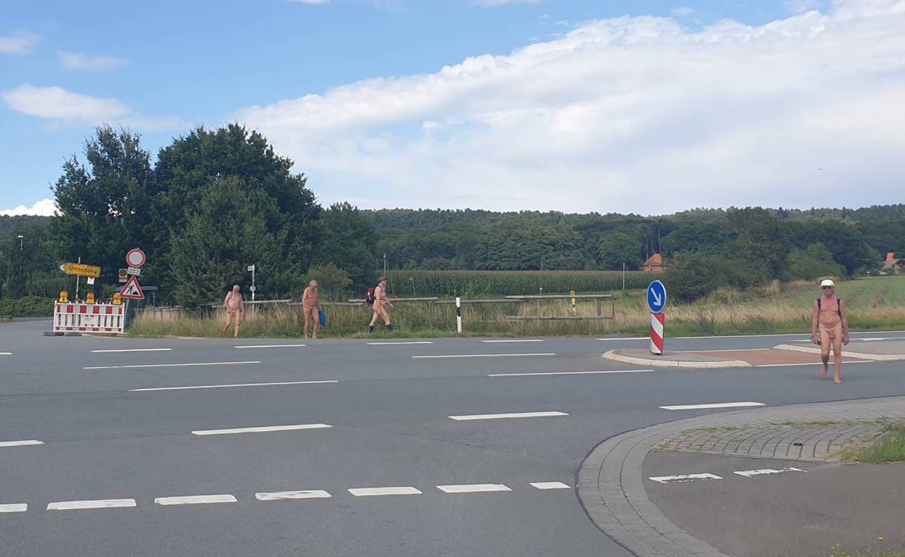 Zurück aus den Bergen in der Ebene des nördlichen Münsterlands angekommen, mussten die Wanderer noch eine Straße queren, um zum Dortmund-Ems-Kanal zu gelangen.