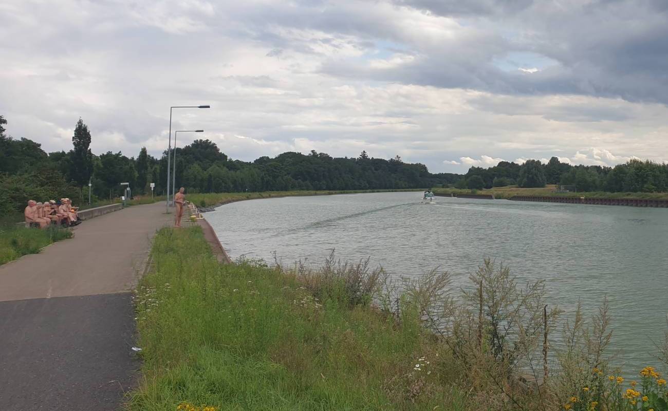 Die Mauer am Kanal diente als Sitzbank, während diejenigen, die bei der Wanderung besonders geschwitzt hatten, den Kanal zu einem Bade nutzten. So wurde ihnen der Schweiß von der Haut gewaschen ihr Mikrobiom durch eine artenreiche Mikroorganismen-Selektion aus dem Kanalwasser ergänzt.