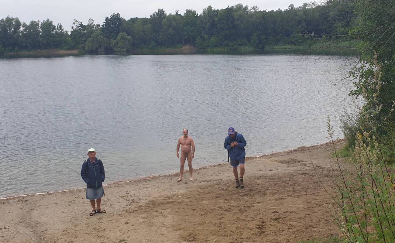 Das Seewasser wärmt - bis man wieder herauskommt. Andere ziehen daher Kleidung vor - da hält die Wärmewirkung länger vor.