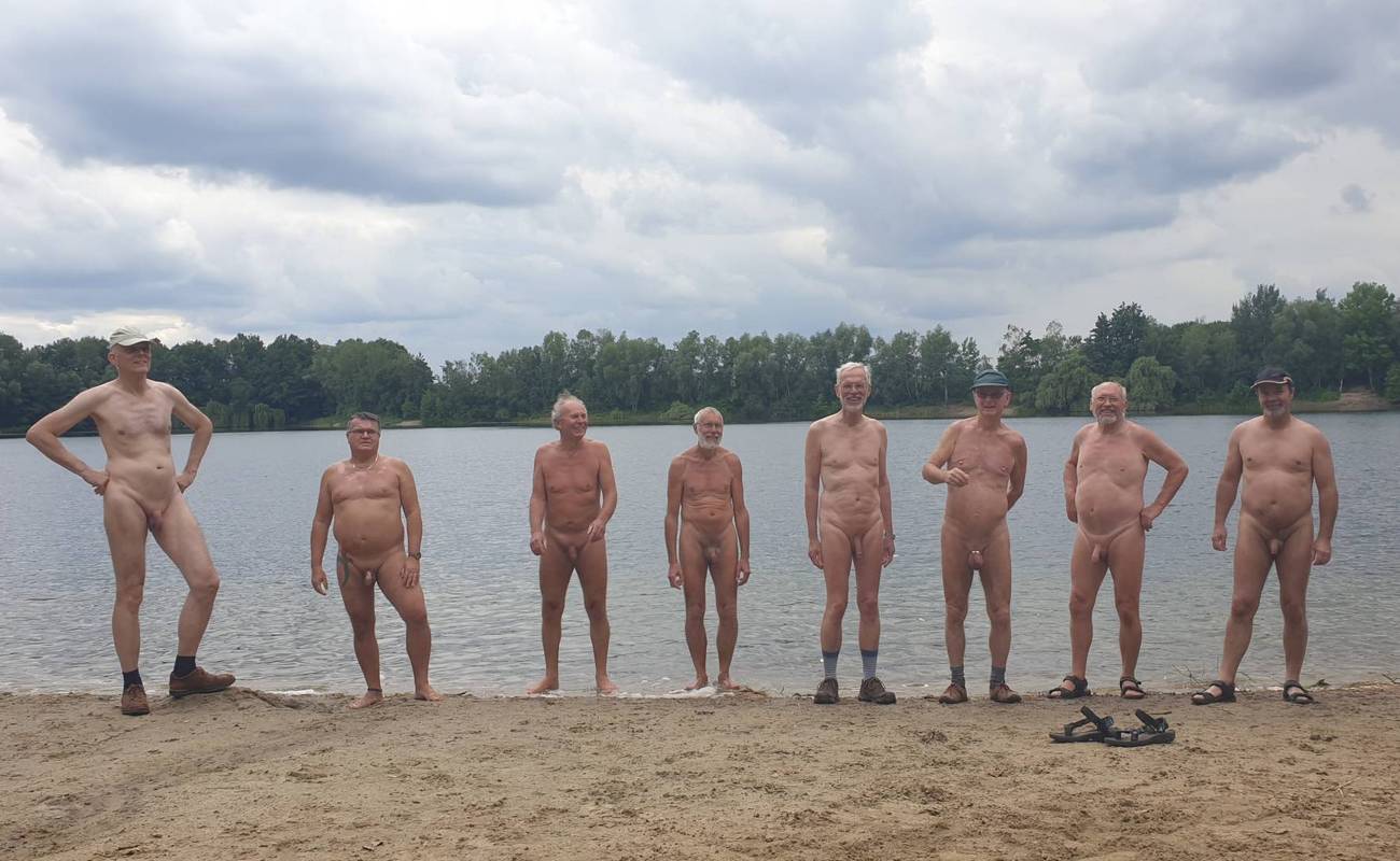 Gruppenfoto am Seeufer.