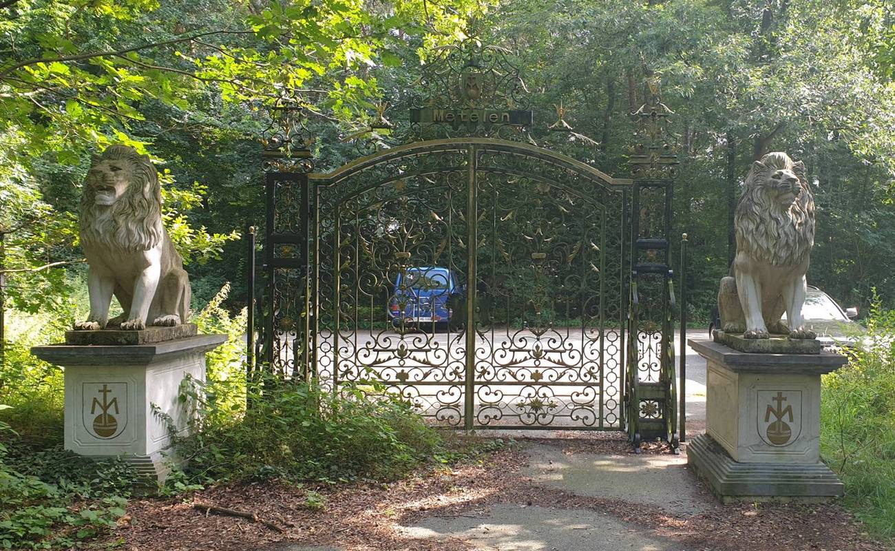 Schmiedeeisernes Tor zum alten Vogelpark in Metelen