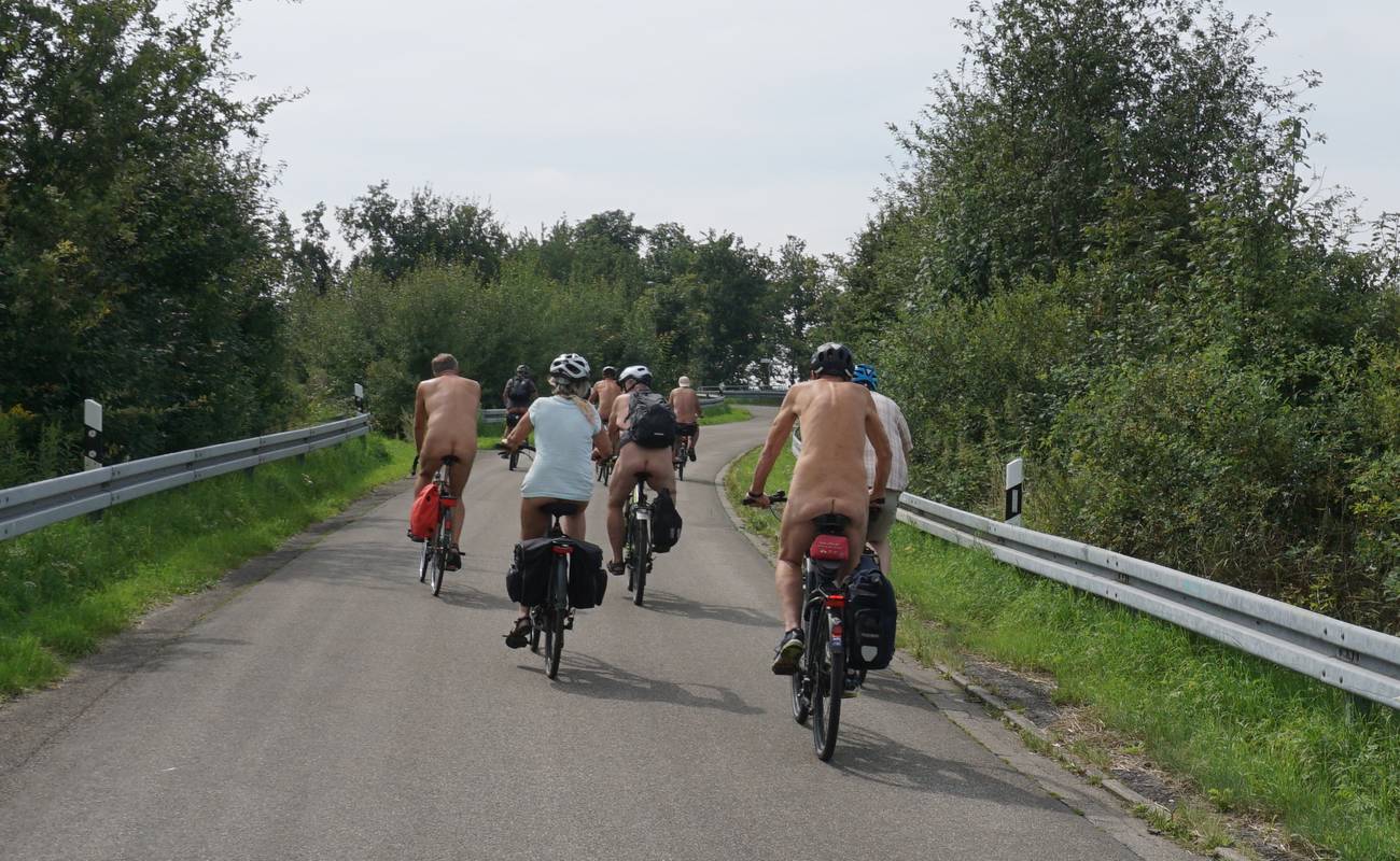 Wenn 12 Radler*innen unterwegs sind, dann nutzen sie schon gern die gesamte Straßenbreite