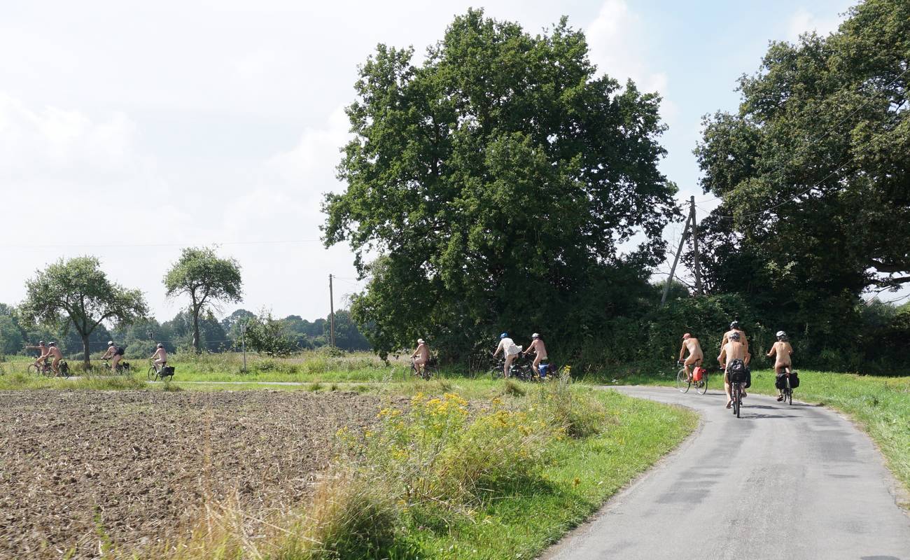 Der einzige Hemdenträger trägt das Hemd zwecks Sonnenschutzes - dieses Jahr gab es einfach noch zu wenig Sonne auf der Haut