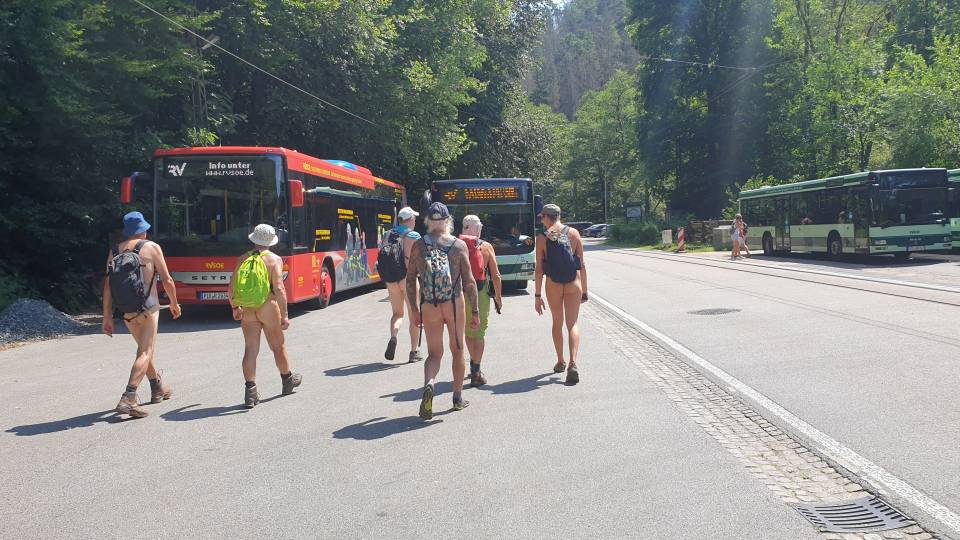 6/11 Der Wanderweg ist gesperrt - ein kleiner Umweg über die Straße ist nötig