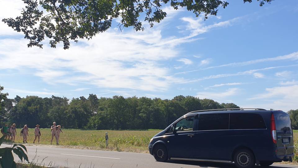 Hohe Mark 45/51 Die Wanderung führte zunächst entlang einer Verbindungsstraße