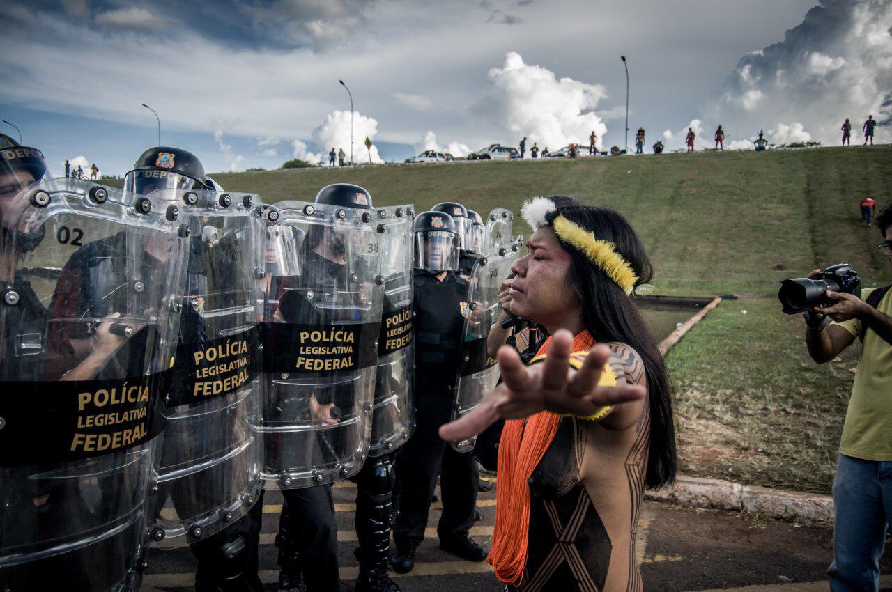 Anna Terra Yawalapiti, indigene Anführerin des Xingu, fordert ein Ende der Polizeirepression. Foto: Matheus Alves. Lizenz: Creative Commons