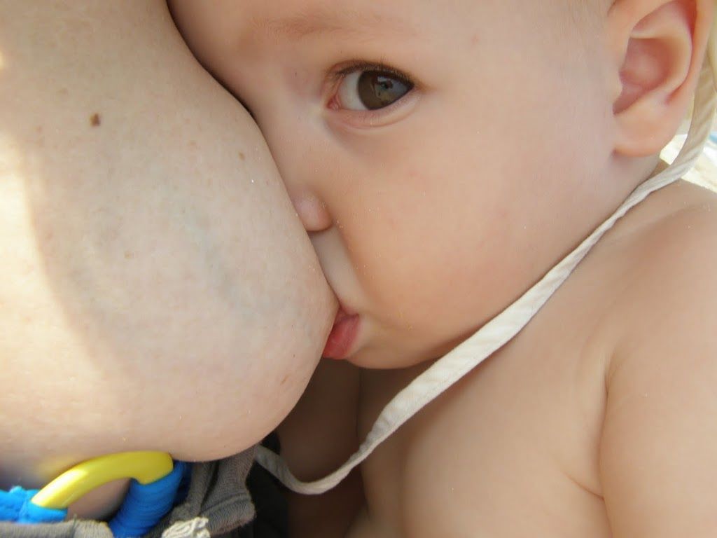 Das Stillen festigt die sehr enge Bindung zwischen Mutter und Kind weiter.
