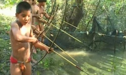 Yawalapiti-Jungen jagen Fische mit Pfeil und Bogen. Quelle: Usenet