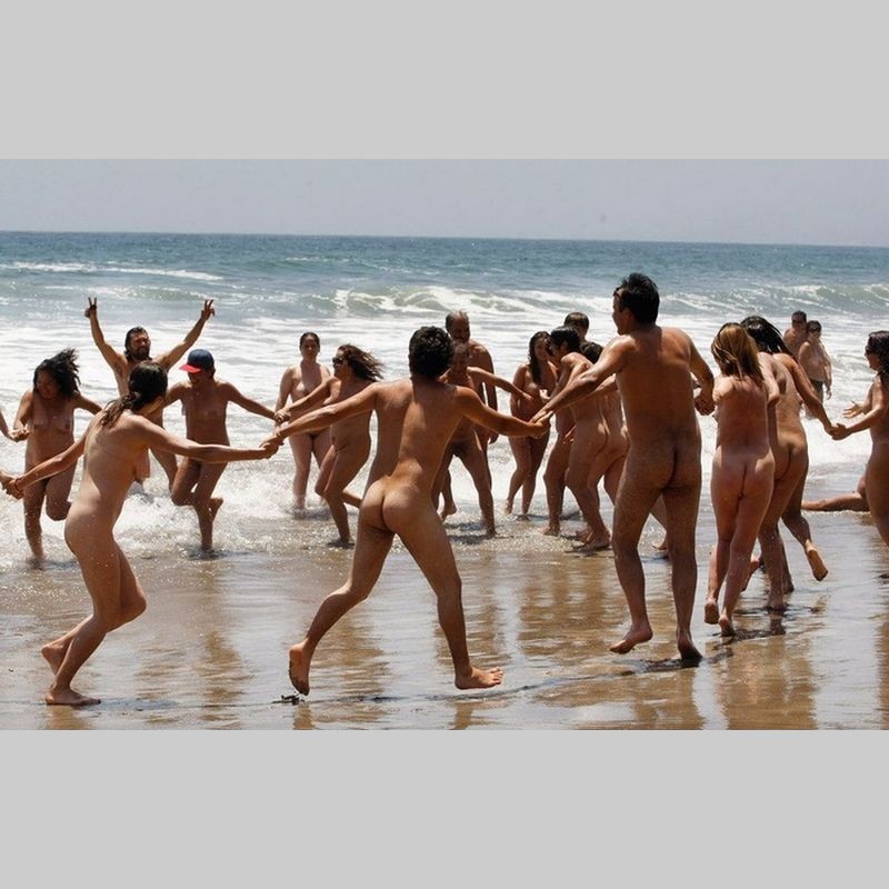 Gruppengymnastik und Tanz am Strand - gemeinsame Freude im Takt.